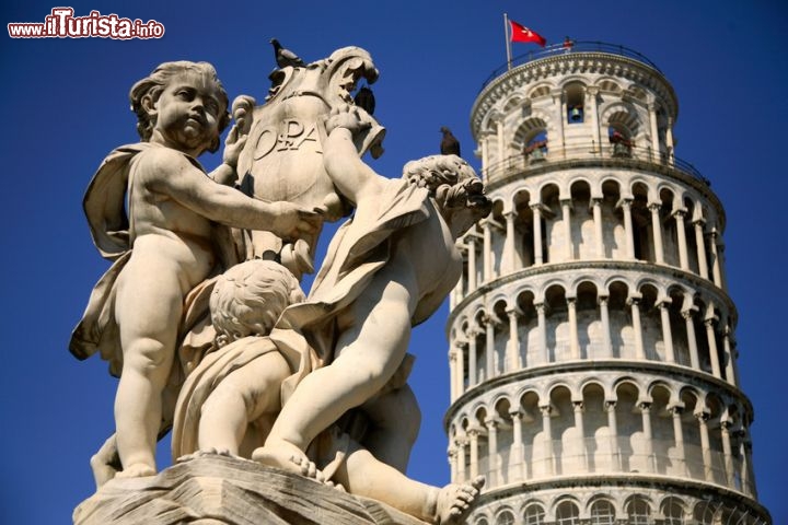 Immagine Fontana dei putti davanti alla torre di Pisa