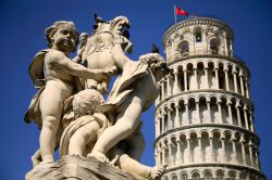 Fontana dei putti davanti alla torre di Pisa