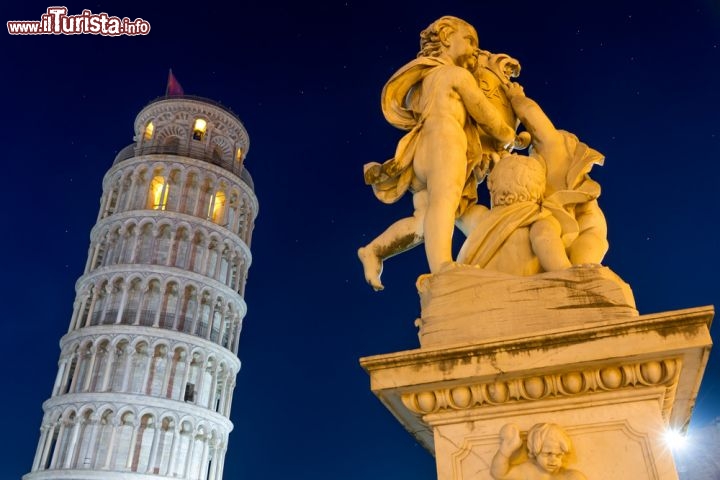 Immagine Torre di Pisa di notte - © Frank Fischbach / Shutterstock.com