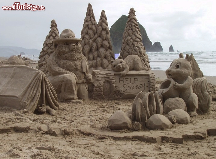 Cannon Beach, Oregon - La tradizione delle sculture di sabbia a Cannon Beach, Oregon, negli Stati Uniti,  risale al 1964, quando per la prima volta si svolse il Sandcastle Day, ovvero la giornata dei castelli di sabbia. L’anno precedente la città era stata vittima di uno tsunami, e bisognava trovare un sistema per raccogliere fondi e risollevare le sorti di Cannon Beach. Alla distruzione si fece fronte con la costruzione… di sculture! La particolarità di queste creazioni è che non ci si cura della loro “resistenza”: una volta finite si lascia che... la marea le inghiotta, per poi realizzarne di nuove.
Per maggiori informazioni www.cannonbeach.org. - Periodo: metà giugno