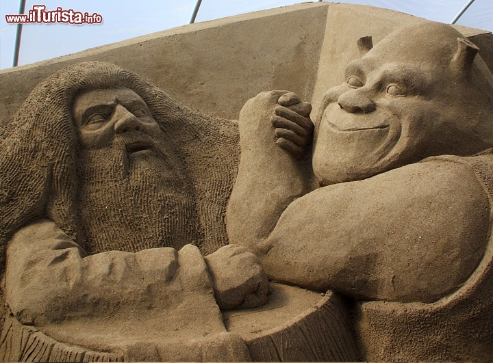 Duncannon, Irlanda -  Dura solo un weekend di metà agosto, ma il Sand Sculpting Festival di Duncannon, Irlanda, è un evento imperdibile per le famiglie con bambini. Oltre alle consuete sculture di sabbia, tra cui si eleggono le più belle, l’accogliente spiaggia di Duncannon si riempie di intrattenimenti e spettacoli. Tra banchetti appetitosi in riva al mare, spettacoli di magia, giochi a squadre, improvvisazioni teatrali e laboratori, grandi e piccoli potranno divertirsi aspettando il grande show pirotecnico finale.
Per maggiori informazioni www.visitduncannon.com. - Periodo: agosto