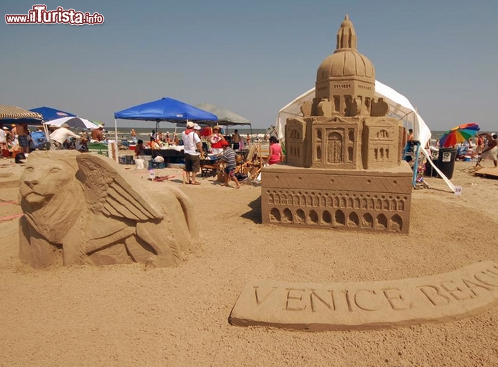 Galveston, Texas - Un festival fantasioso come quello di sculture di sabbia non poteva mancare negli Stati Uniti, dove eventi di questo tipo si rincorrono per tutta l’estate. A Galveston, nel Texas, la AIA Sandcastle Competition si svolge nel mese di giugno nella spiaggia di East Beach. AIA sta per “American Institute of Architects”, infatti la sfida è sponsorizzata dall’associazione, che permette l’uso di apparecchiature meccaniche e ausili tecnologici nella realizzazione delle sculture, diversamente da quanto accade in altre competizioni del genere. Architetti, designer e ingegneri compongono le squadre partecipanti, mentre ai comuni mortali è concesso di ammirare i loro capolavori di sabbia.
Per maggiori informazioni: http://www.aiasandcastle.com - Periodo: inizio giugno