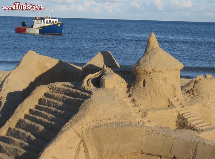 Havre-Aubert, Quebec - Sull’Isola Havre-Aubert del Quebec, in Canada, nell’omonima cittadina, il “Concours de Châteaux de Sable” si svolge ogni anno nella prima metà di agosto. Un festival all’insegna della tradizione, che punta a suscitare una dolce nostalgia più che a stupire: qui non vedrete manufatti bizzarri, dall’architettura improbabile, né favolosi mostri di sabbia o riproduzioni di personaggi famosi, bensì semplici castelli. I cari vecchi castelli di sabbia sono i veri protagonisti, schierati sulla costa di questa romantica isola, nel bel mezzo del Golfo di San Lorenzo.
Per maggiori informazioni contattate chateaux@ilesdelamadeleine.com - Periodo: agosto