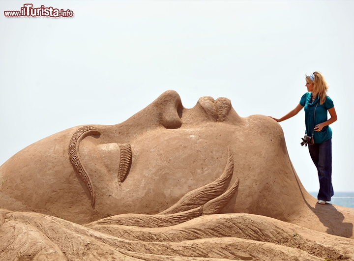 Atalya,Turchia - La Turchia non è da meno e dall’inizio di giugno alla fine di ottobre propone l’International Antalya Sand Festival, o più semplicemente Sandland, che ha luogo nel Lara Beach Park di Antalya. Qui non vengono usati collanti, ma solo sabbia, acqua e tanta pazienza, unita all’esperienza maturata in anni e anni di pratica da artisti provenienti da tutto il mondo. Nel 2011 il tema del festival era Hollywood, e ha visto Antalya Beach affollarsi di finti divi e fantastici set cinematografici, realizzati con oltre 10 mila tonnellate di sabbia. Curiosi di conoscere il tema del 2012? Non vi resta che visitare questa affascinante località della costa turca e immergervi nell’area della festa, aperta tutti i giorni da mattina a sera, con suggestivi giochi di luci dopo il tramonto.
Per maggiori informazioni: www.larasandland.com/ - Periodo: giugno-ottobre