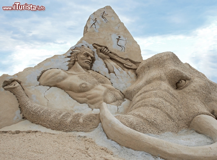 Ofelia Beach, Copenaghen -  Per tutta l’estate la spiaggia di Copenaghen, la capitale della Danimarca ospita i sontuosi castelli di sabbia del Kobenhavns Sandskulptur Festival: qui da inizio giugno trovate  personaggi fiabeschi adagiati sull’arenile e vere e proprie riproduzioni di monumenti. Fino ai primi giorni di settembre la costa si trasforma in un atelier a cielo aperto: la prima fase dell’evento prevede la realizzazione delle sculture, sotto lo sguardo estasiato del pubblico, e giorno dopo giorno i capolavori prendono forma. Nel frattempo, Ofelia Beach continua ad essere una delle spiagge preferite dai danesi e dai turisti, grazie anche ai locali vivaci, i ristoranti e i concerti organizzati nella stagione estiva. L’ingresso alla mostra delle sculture di sabbia è a pagamento, ma ne vale la pena!
Per maggiori informazioni: http://cphsand.com/ - Periodo: giugno-settembre