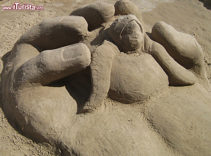 South Padre Island, Texas  - Chi ha detto che in autunno non ci si può più divertire sulla spiaggia? Se in ottobre avete ancora voglia di mare fuggite in Texas, USA, e magari visitate il festival delle sculture di sabbia di South Padre Island. La sabbia candida e soffice del litorale è protagonista di una grande competizione, dove esperti “scultori” detti “Masters of Sand” si esibiscono accanto a fantasiosi dilettanti. Tutti possono cimentarsi con le tecniche di modellazione della sabbia, e chi arriva al mattino presto può rimediare una lezione gratuita dai professionisti.
Per maggiori informazioni www.sandcastledays.com. - Periodo: ottobre