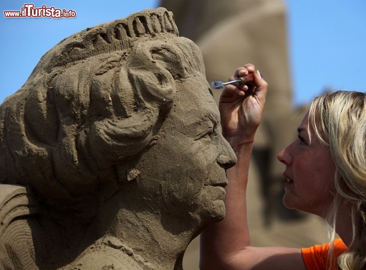 Weston, Somerset - In Inghilterra, nello stesso periodo, si svolge il Weston-super-Mare Sand Sculpture Festival, giunto ormai alla settima edizione. La location, Weston-super-Mare, è una città di 72 mila abitanti del Somerset con un lungo arenile sabbioso, ideale per la creazione di sculture. Così, sotto il cielo mutevole di Inghilterra, prendono forma di anno in anno diversi capolavori, che seguono un tema comune: nel 2012 l’evento è dedicato al divertimento e ai giocattoli, e sarà l’occasione per vedere i propri giochi preferiti dell’infanzia preferiti trasformati in colossi di sabbia.
Per maggiori informazioni: www.westonsandsculpture.co.uk/ - Periodo: giugno-settembre