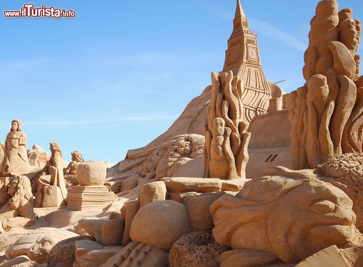 Pêra, Portogallo - qui nell'Algarve  si svolge  Il FIESA (Festival Internacional de Escultura em Areia), considerata la più grande manifestazione del mondo per le sculture di sabbia.  Da maggio ad agosto Il Festival Internazionale di Scultura in Sabbia trasforma Pêra, nella regione portoghese dell’Algarve, in uno scenario incantato. Professionisti o semplici amanti dell’arte si radunano sul litorale portoghese sin dal 2003, per modellare la sabbia secondo il tema proposto, che nel 2012 è il Mondo Vivente: la fauna e la flora di tutto il mondo ispireranno gli scultori in un’area di 15mila mq, dove avranno a disposizione 35 mila tonnellate di sabbia. Qui non dovete limitarvi a guardare: chiunque può cimentarsi con castelli e altri capolavori, per poi assistere, dopo il tramonto, agli spettacoli e ai giochi organizzati sul lungomare.
Per maggiori informazioni www.fiesa.org  - Periodo: maggio-agosto