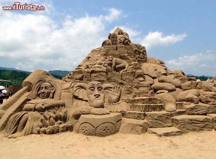 Fulong, Taiwan - La spiaggia di Fulong si trova lungo la costa nord-orientale di Taiwan, ed è una meta poolare per le sue sabbie dorate, una rarità tra le spiagge dell'isola di Formosa. Le sabbie arrivano grazie al fiume Shuang che divide la spiaggia in due porzioni distinte: per i bagnanti il litorale diventa tutt'uno grazie ad un ponte pedonale (Rainbow Bridge) che collega le due spiagge. Qui in primavera, in genere durante l'intero mese di maggio, si svolge il più importante festival di castelli di sabbia di Taiwan: il Fulong Sand Sculpture Festival. Istituito nel 2008 richiama ogni anno decine di migliaia di visitatori che vengono ad ammirare le opere d'arte di scultori taiwanesi ed internazionale. Nelle ultime edizioni erano presenti oltre 60 grandi sculture di sabbia di ottima fattura, anche perchè sembra che la qualità dell'arena di Fulong sia ottima per costruire castelli! Se capitate qui in estate non troverete traccia di castelli, però potrete partecipare ad un importante evento musicale: si tratta dell'Ho-Hai-Yan Gongliao Rock Festival che si svolge proprio sulla spiaggia di Fulong.
Maggiori informazioni: www.necoast-nsa.gov.tw - Periodo: maggio-giugno