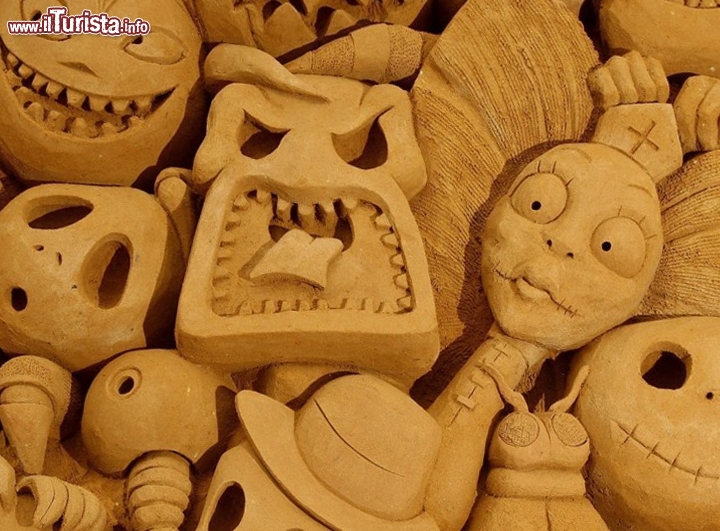 A Frankston le sculture di sabbia di Sand Sculpting Australia affollano dal 2008 la cittadina australiana, a partire dal cosiddetto Boxing Day (il 26 dicembre): dove? Nell’area metropolitana di Melbourne, Australia, fino alla fine di aprile. È il periodo dell’estate australiana, ed è perfetto per l’evento Sculpting Australia: fantastiche sculture vengono realizzate con 3.500 tonnellate di sabbia, e ogni anno prendono forme diverse a seconda del tema della manifestazione. L’edizione 2011-2012 ha dato vita a “Toytopia”, una sorta di “paese dei balocchi” a metà strada tra passato e presente, con riproduzioni di trenini, orsacchiotti, bambole e tanti altri aggetti a misura di bambino, tutto rigorosamente di sabbia. Laboratori, spettacoli e giochi sulla spiaggia corredano ogni edizione.
Per maggiori informazioni: www.sandstormevents.com.au - Periodo: fine dicembre-aprile 