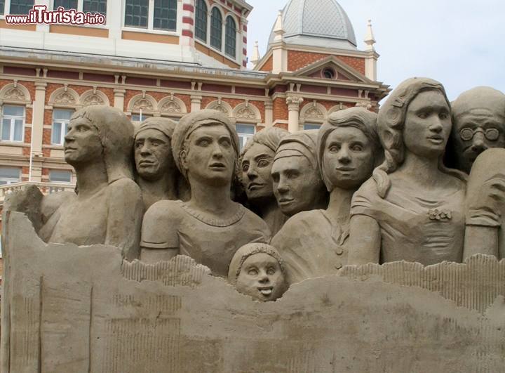 Scheveningen, Paesi Bassi - Scheveningen è una località marittima de l’Aia, nei Paesi Bassi, ed è sede di un grande Festival delle Sculture di Sabbia che ha luogo nel mese di maggio. Sferzate dalla brezza del Mare del Nord, modellate da abili mani, le sculture non sono fatte di semplice sabbia: qui si usano intelaiature di legno e metallo e speciali collanti, per rendere le strutture ancora più solide e fare sì che si mantengano intatte fino alla fine di maggio. I preparativi, a dire la verità, cominciano già nell’ultima settimana di aprile, quando vengono posizionate le anime in legno e le varie squadre di partecipanti realizzano la propria opera d’arte: solo a inizio maggio si aprono i battenti al pubblico, che si riversa sul boulevard di Scheveningen ad ammirare le creazioni, ogni volta diverse a seconda del tema proposto.
Per maggiori informazioni: www.sandsculptures.nl - Periodo: maggio