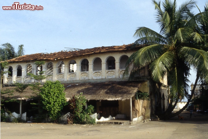 Città storica di Grand-Bassam – Costa d'Avorio
Grand-Bassam fu la prima capitale coloniale della Costa d'Avorio – a partire dal 1893 e per i successivi tre anni – prima che la sede amministrativa del paese fosse trasferita a Bingerville. La città di Grand-Bassam si trova ad est dell'attuale capitale ivoriana Abidijan, anch'essa situata sulla costa; dopo i fasti del passato ed il conseguente abbandono dovuto alla cessazione di molte attività economiche ed amministrative del paese, ora sta vivendo una nuova fase della propria vita; il sito dichiarato Patrimonio dell'Umanità comprende sia il villaggio di pescatori N'Zima che gli edifici coloniali, esempi di fine architettura dell'epoca ricca di giardini e di case con portici e verande. La città è stata per lungo tempo il maggiore porto nonché il principale centro economico e giudiziario nazionale; qui sono testimoniate le complesse relazioni sociali che intercorrevano tra europei ed africani così come il movimento indipendentista che sorse per affrancare la Costa d'Avorio dal giogo coloniale francese.
