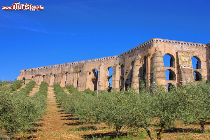 Città frontaliera di guarnigione di Elvas e le sue fortificazioni – Portogallo
Il sito, che si trova nel distretto portoghese di Portalegre, è una città di frontiera fortificata tra il XVII ed il XIX secolo; grazie alle sue caratteristiche è oggi la principale fortificazione “all'olandese” del mondo, ed è costituita da un baluardo a stella praticamente inaccessibile. All'interno delle mura la città ospita edifici militari, chiese e monasteri; situata nella strada che collega la capitale del Portogallo a Madrid, Elvas accoglie anche l'Acquedotto Amoreira, edificato strategicamente per consentire alla guarnigione di resistere anche a lunghi assedi. Oltre alle splendide mura ed all'importante acquedotto, nell'area sono presenti ben sei forti militari.