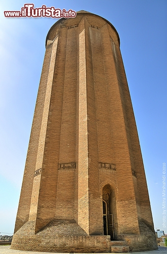 Gonbad-e Qābus – Iran
Gonbad-e Qābus è una cittadina iraniana di circa centoventimila abitanti che si trova nella provincia del Golestan in Iran; la località è famosa soprattutto per la sua antica torre di mattoni risalente all'anno 1006, costruita come tomba per un principe della dinastia Ziyarid. Le sue enormi dimensioni (l'altezza complessiva, considerando anche la piattaforma della base, raggiunge i 72 metri) ne fanno una delle torri più alte del pianeta; la sua forma riproduce all'incirca un prisma decagonale con un tetto conico, le cui misure corrispondono esattamente al rapporto aureo (noto anche come costante di Fidia), conosciuto già al tempo dei Greci e calcolato successivamente anche dall'italiano Fibonacci. La torre è praticamente l'unico resto dell'antica città di Jorjan, distrutta dall'invasione dei Mongoli tra il XIV ed il XV secolo, ed è un grandioso esempio dell'architettura islamica influenzata dallo sviluppo della matematica, delle scienze e dell'innovazione tecnologica del mondo musulmano attorno all'anno 1000.