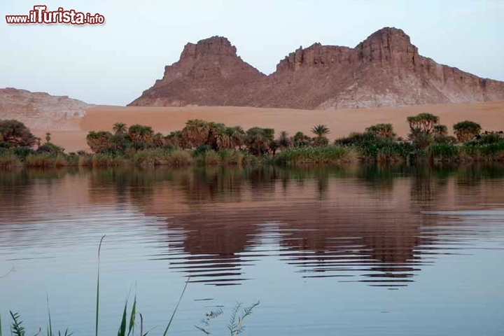 Laghi di Ouniaga – Ciad
E' sorprendente trovare ben diciotto laghi in prossimità l'uno dell'altro, soprattutto se si considera che essi sono situati nel deserto del Sahara, per la precisione nella regione di Borkou-Ennedi-Tibesti, nel Ciad. La superficie interessata dal complesso idrico occupa oltre 62.000 ettari di territorio, piazzandosi così al primo posto mondiale per estensione in un contesto di aridità estrema.
I laghi (divisi in salati, iper-salati e di acqua dolce) sono alimentati da fonti sotterranee e arrivano a contare anche ventisette metri di profondità, come nel caso del lago Yoa, maggiore bacino del gruppo denominato Unianga Kebir; il secondo insieme di laghi, situato a quaranta chilometri di distanza, è chiamato Unianga Serir ed è formato da quattordici laghi separati tra loro da dune; a differenza dei primi, molti di questi sono d'acqua dolce e vantano una florida fauna ittica. I bacini attuali sono ciò che resta di un antico lago, decisamente più grande per estensione, che occupava questa zona nel cosiddetto periodo umido africano all'incirca quindicimila anni fa.

Foto: © UNESCO /  © Sven Oehm, Lake Boukou (Lakes of Ounianga, Chad) 