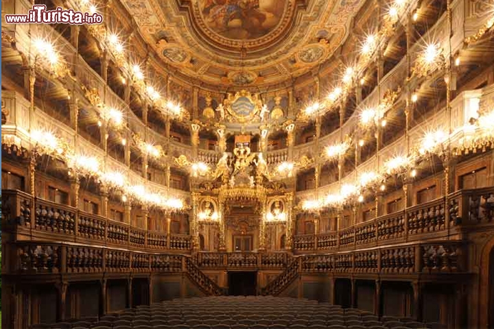 
	Margravial Opera House, Bayreuth – Germania
	La Margravial di Bayreuth è considerata una delle più belle Opera House barocche dell'intera Europa; l'edificio, costruito tra il 1745 ed il 1750, fu commissionato da Margravine Wilhelmine all'architetto bolognese Giuseppe Galli Bibiena ed a suo figlio Carlo, che ne curarono gli interni. Il palco raggiunge i ventisette metri di profondità, grazie ai quali fu considerato fino a tutto il XIX secolo il più grande teatro della Germania; a distanza di oltre duecentocinquanta anni l'auditorium conserva ancora la struttura in legno e molti degli arredi originali, dando così la possibilità ai 500 fortunati spettatori che di volta in volta vi trovano posto di provare l'acustica e le emozioni di un autentico spettacolo d'opera barocca.
	
	© UNESCO © Bavarian Department for State-owned Palaces, Gardens and Lakes (BSV)
	Autore: Heiko Oehme (BSV)
