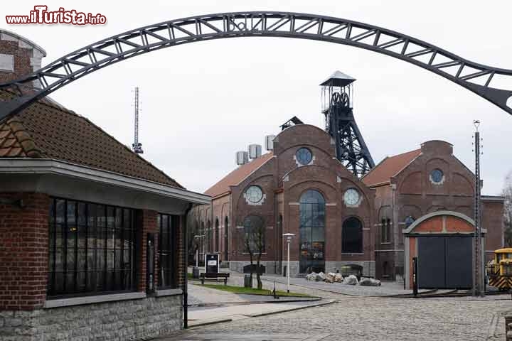 Principali siti minerari della Vallonia – Belgio
Alcuni dei siti di estrazione del carbone meglio conservati del Belgio sono recentemente stati iscritti nella Lista dell'UNESCO del Patrimonio dell'Umanità; essi sono dislocati su una striscia di territorio lunga centosettanta chilometri che attraversa il paese da occidente verso oriente. Il bacino minerario vallone si sviluppò nell'Ottocento e presto divenne un centro industriale di prima importanza nel contesto europeo; non per la sua funzione produttiva, ma per l'esempio di architettura cosiddetta “utopica” inserita in un ambiente integrato industriale ed urbano, i siti di Grand-Hornu, Blegny, Bois du Cazier e Bois du Luc sono oggi luoghi abbandonati (ma perfettamente conservati) che ospitano città dei lavoratori ed edifici funzionali nonché infrastrutture legate all'attività di estrazione vera e propria.

Foto: © UNESCO /  © Guy Focant/SPW-Départment du Patrimoine, Belgique, Bois du Cazier 