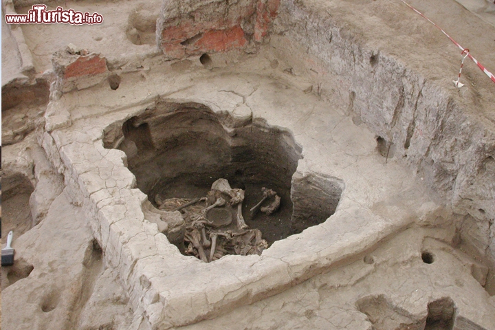 Sito Neolitico di Çatalhöyük – Turchia
Il sito di Çatalhöyük si estende su una superficie di 34 acri nella pianura meridionale della regione anatolica di Konya, a circa sessanta chilometri a sud dell'omonima città, in Turchia. Le due colline che dominano il sito contengono le tracce della vita e della civiltà che qui si sviluppò durante il Neolitico in un periodo compreso tra il 7400 ed il 6200 a.C.; il tumulo orientale conserva pitture murali, sculture e diversi oggetti artistici a testimonianza dell'evoluzione delle pratiche culturali che si andarono affinando di pari passo con l'adattamento ad una vita sedentaria, mentre quello situato ad ovest conserva preziose tracce della vita nel periodo Calcolitico, compreso tra il 6200 ed il 5200 a.C.: fu proprio questa l'epoca di transizione tra il villaggio e le prime forme di agglomerato urbano nella zona, curiosamente costituito da case disposte “a grappolo” con ingressi dal tetto. 