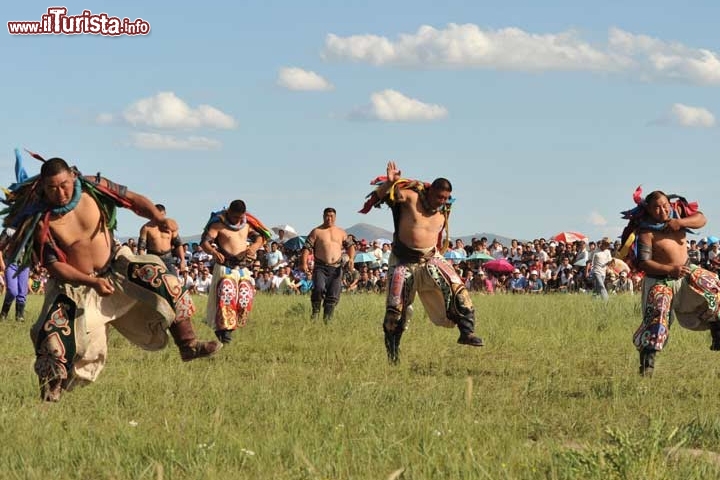 Sito di Xanadu – Cina
Situato sulla rotta tra Karakorum e l'allora città di Dadu (oggi Pechino), il sito di Xanadu mostra l'incontro tra le tradizioni nomadi mongole e le tradizioni Han cinesi; oggi ospita i resti della città di Kublai Khan, costruita nel 1256 e divenuta meno di vent'anni più tardi capitale estiva, nonché importante luogo di sosta sulla Via della Seta, prima di essere conquistata e distrutta dai Ming nel Trecento. I venticinquemila ettari che si estendono a nord della Grande Muraglia della Cina, all'estremità dell'altipiano mongolo, comprendono le vestigia dell'antica città come templi, palazzi, opere di controllo delle acque, santuari dei nomadi e paesaggi naturali come pascoli e paludi.

Foto: © UNESCO / © Archaeological Center, National Museum of China, Folk customs - Naadam Festival (Site of Xanadu, China)
