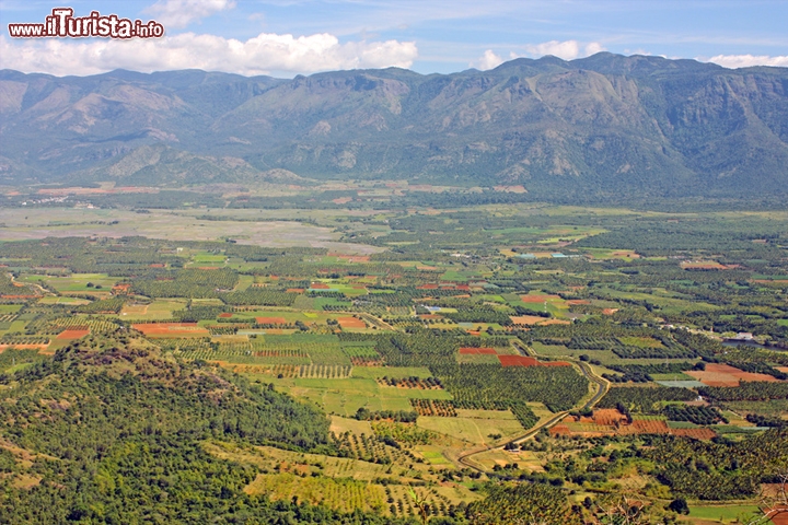 Western Ghats – India
La catena dei Ghati Occidentali, formatasi all'incirca centocinquanta milioni di anni fa – e dunque più antica dell'Himalaya – si estende per oltre 1600 chilometri nel subcontinente indiano; presenta caratteristiche geomorfiche particolarmente importanti che danno vita a processi ecologici e biofisici unici sul pianeta. Foreste pluviali, fiumi e praterie ed una straordinaria biodiversità (il sito è anche ufficialmente riconosciuto come uno degli otto luoghi al mondo di maggiore diversità biologica) ne fanno uno dei luoghi più eccezionali della Terra, dove vivono anche elefanti asiatici e numerose altre specie endemiche; l'ecosistema della sua foresta influenza l'andamento dei monsoni non solo a livello locale ed dell'India, ma addirittura in ottica planetaria.