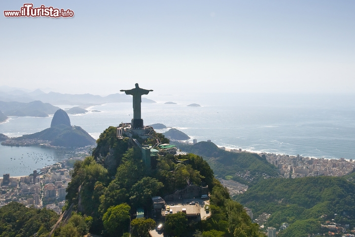Rio de Janeiro: paesaggi Carioca tra la montagna ed il mare – Brasile
Rio de Janeiro è un esempio estremo di come il paesaggio sia stato usato e modellato dall'uomo; la sua iscrizione nella lista dell'UNESCO riguarda infatti più la sua spettacolare posizione geografica rispetto al patrimonio che la città effettivamente ospita. L'ambiente infatti comprende gli elementi naturali cardine che hanno modellato ed ispirato lo sviluppo della città, la quale deve la sua bellezza sia alla montagna che al mare tra i quali è racchiusa: dai Giardini Botanici al Tijuca National Park, dal Corcovado con la statua del Cristo Redentore fino alle colline della Baia di Guanabara, senza dimenticare la spiaggia di Copacabana con la sua elettrizzante vita. Se ancora non bastasse tutto questo, Rio è riconosciuta ufficialmente come Patrimonio dell'Umanità anche per essere un'inesauribile fonte di ispirazione artistica per musicisti, architetti e urbanisti.
