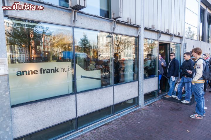 Immagine L'ingresso alla casa-museo di Anna Frank a Amsterdam. All'interno di questo edificio la ragazza rimase nascosta per due anni. siamo nel quartiere di Jordaan, nella capitale olandese - © Christian Mueller / Shutterstock.com