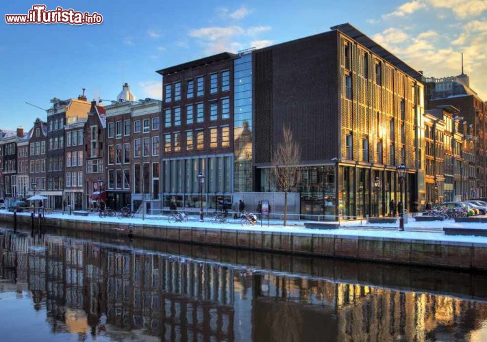 Immagine La casa di Anna Frank fotografata in inverno, ad Amsterdam, dopo una nevicata - © Dennis van de Water / Shutterstock.com