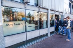L'ingresso alla casa-museo di Anna Frank a Amsterdam. All'interno di questo edificio la ragazza rimase nascosta per due anni. siamo nel quartiere di Jordaan, nella capitale olandese ...