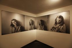 La visita all'interno della Anne Frankhuis: alcune foto che raffigurano Anna Frank