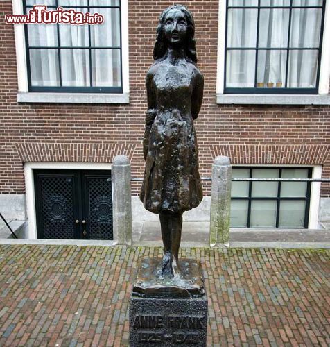 Immagine La statua di Anna Frank, segnala la vicinanza alla sua casa-museo ad Amsterdam- © Steven Bostock / Shutterstock.com