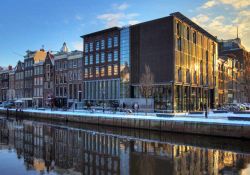 La casa di Anna Frank fotografata in inverno, ad Amsterdam, dopo una nevicata - © Dennis van de Water / Shutterstock.com