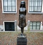 La statua di Anna Frank, segnala la vicinanza alla sua casa-museo ad Amsterdam- © Steven Bostock / Shutterstock.com 