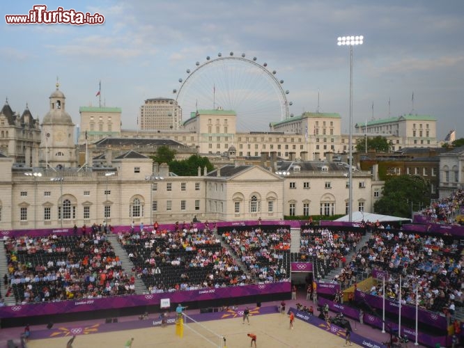 London Eye visto dallo stadio beach volley