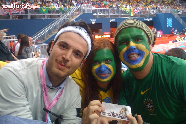 Tifosi brasiliani alla partita di pallavolo maschile Brasile VS Usa a Londra 2012