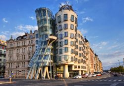 Dancing House, la strana casa ribatezzata "Ginger ...