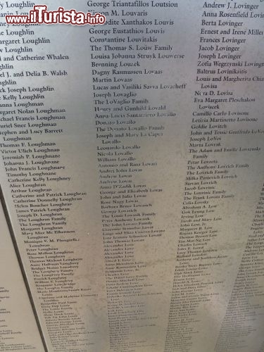 Immagine Wall of honor, 600.000 nomi di immigrati sono incisi su questo muro ad Ellis Island, per non dimenticare il viaggio verso New York City
