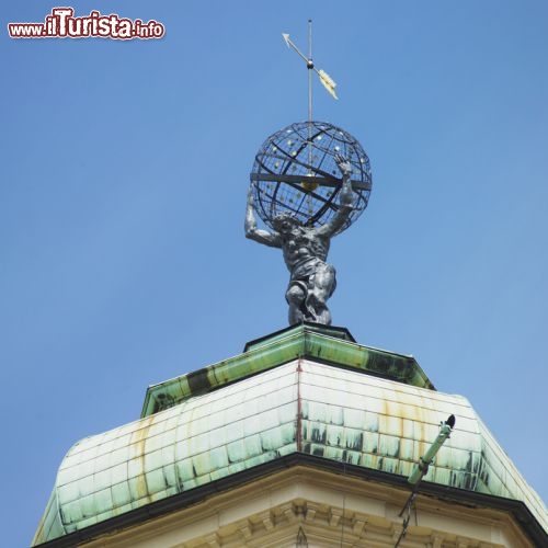 Immagine Torre Astronomica al Klementinum di Praga, Repubblica Ceca. In cima agli edifici del Klementinum sorge questa bella torre che svetta per 52 metri: per raggiungerne la sommità si salgono 172 scalini. A completarla vi è la statua di Atlante che sorregge il mondo.