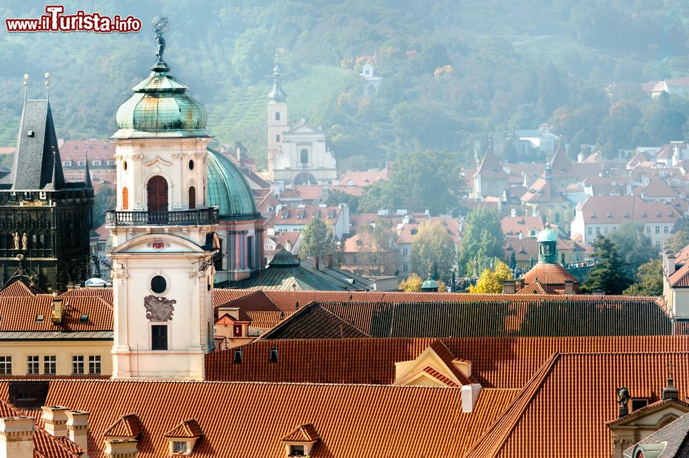 Immagine I tetti del Klementinum e la Torre Astronomica in una giornata di foschia a Praga, Repubblica Ceca. Il Klementinum è il più grande complesso edilizio della città dopo il castello di Praga: è stato il primo collegio cittadino in cui giunsero i gesuiti nel 1556.