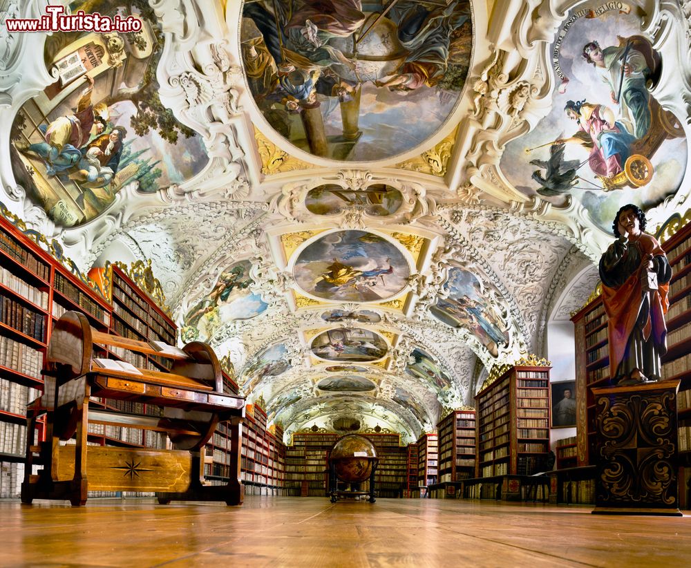Immagine La biblioteca storica del monastero di Strahov a Praga, Repubblica Ceca. All'interno di questo complesso religioso fondato all'inizio del XII° secolo dal re di Boemia Vladislao II° vi è una biblioteca che accoglie manoscritti medievali, carte e grafici.