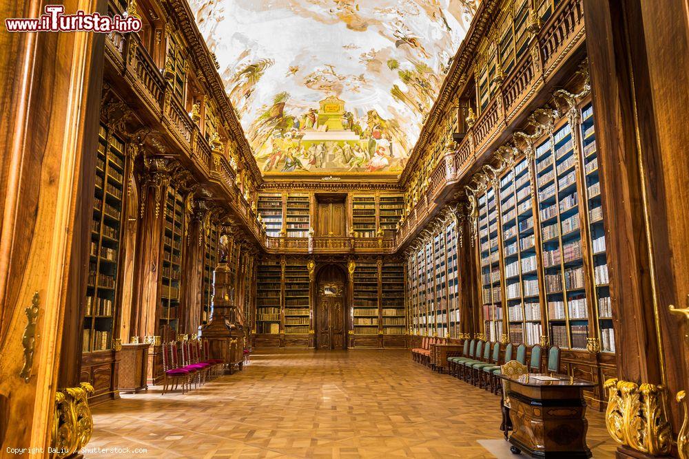 Immagine La Sala Filosofica nella biblioteca storica del monastero di Strahov, Praga, Repubblica Ceca. A fare da cornice a questo salone in stile classicista risalente al 1792 sono affreschi e decorazioni scultoree - © DaLiu / Shutterstock.com