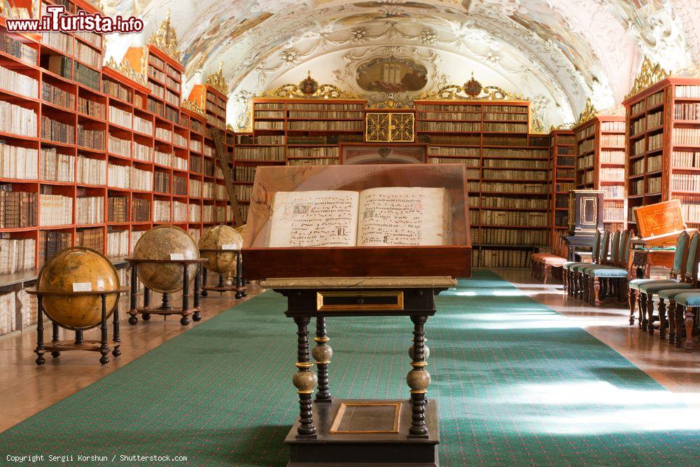 Immagine La Sala Teologica nel monastero di Strahov a Praga, Repubblica Ceca. Il salone, che ospita antichi mappamondi, è decorato con stucchi e affreschi datati a partire dal 1720 - © Sergii Korshun / Shutterstock.com