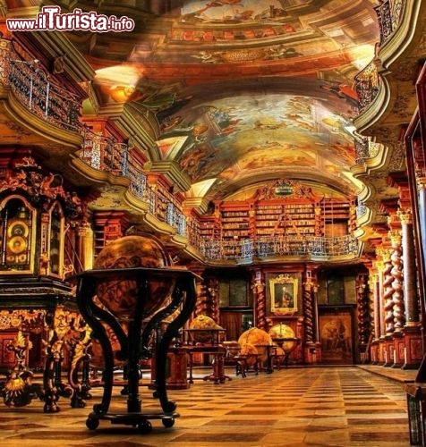 Immagine Gli interni della Biblioteca Nazionale di Praga, Repubblica Ceca. Secondo una leggenda i gesuiti arrivarono a Praga portando con loro un solo libro: quando la costruzione della biblioteca fu terminata i volumi erano già 20 mila. Nel 1777 la biblioteca fu aperta al pubblico.