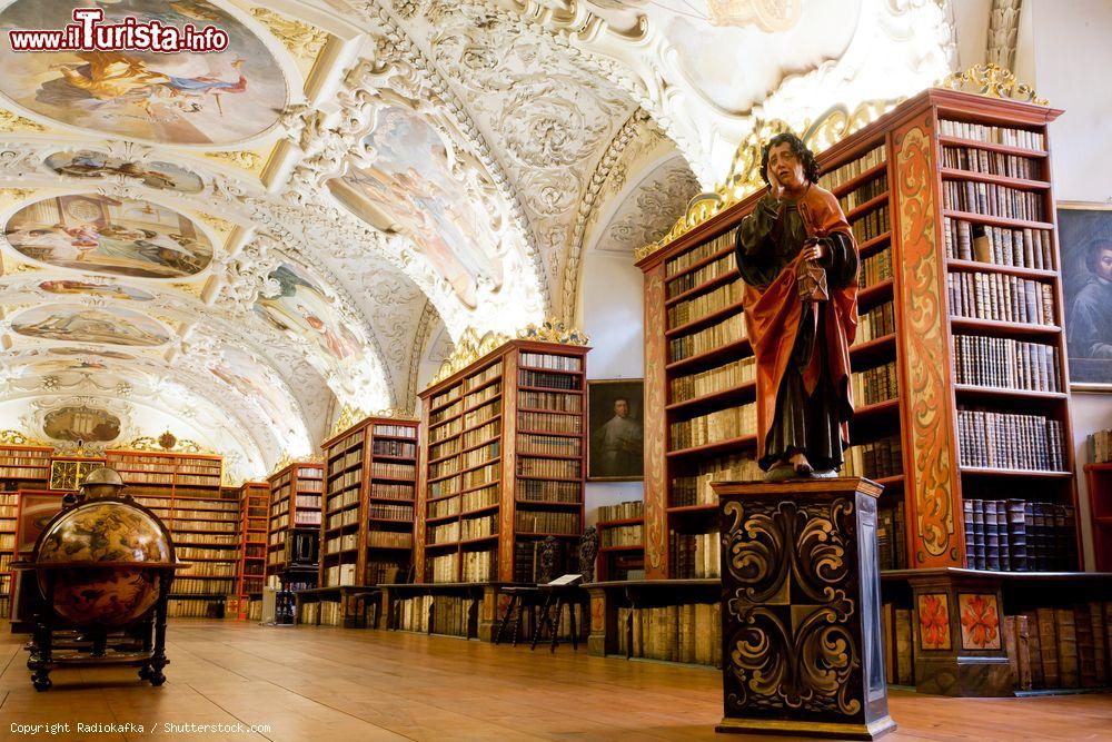 Immagine Scaffali di libri nella biblioteca antica del monastero di Strahov a Praga, Repubblica Ceca. Questo luogo di cultura ospita 200 mila volumi dal XVI° al XVIII° secolo - © Radiokafka / Shutterstock.com