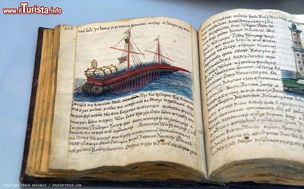 Immagine Un manoscritto nella biblioteca medievale del monastero di Strahov a Praga, Repubblica Ceca - © steve estvanik / Shutterstock.com