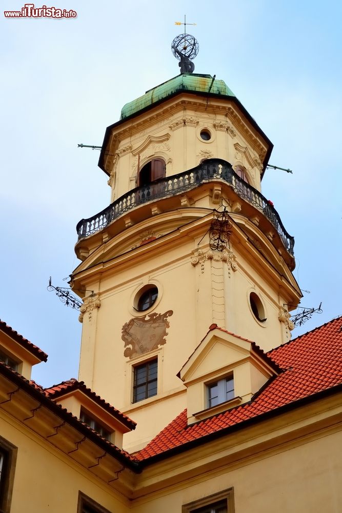 Immagine Uno scorcio panoramico della Torre Astronomica del Klementinum a Praga, Repubblica Ceca. Dalla sua cima si può ammirare una splendida vista sul centro di Praga. All'interno vi sono antichi strumenti di misurazione.