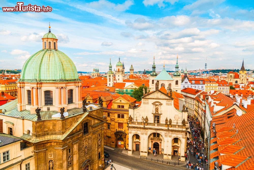 Immagine Veduta della vecchia città di Praga con la chiesa di San Francesco a Praga, Repubblica Ceca. Questo bell'edificio religioso barocco ha pianta ellittica.