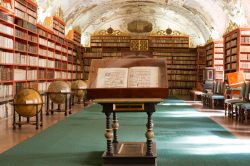 La Sala Teologica nel monastero di Strahov a Praga, Repubblica Ceca. Il salone, che ospita antichi mappamondi, è decorato con stucchi e affreschi datati a partire dal 1720 - © Sergii ...
