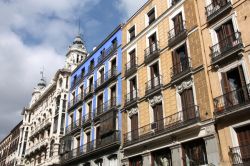 Le facciate degli edifici su Calle Mayorm Madrid