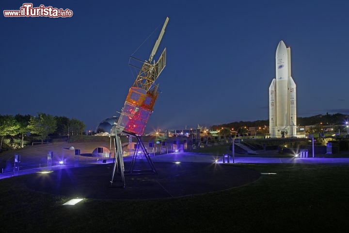 Immagine Tolosa: il giardino della Città dello Spazio visto alla sera - foto copyright Cité de l'Espace