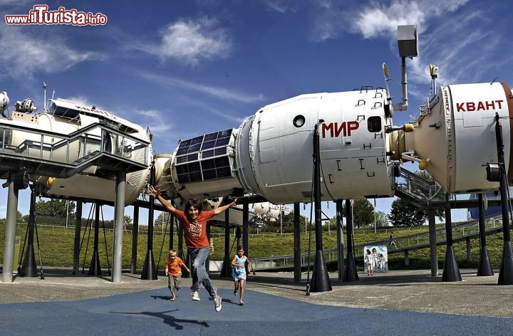 Immagine La stazione spaziale russa MIR esposta sul piazzale della Città dello Spazio di Tolosa - foto copyright Cité de l'Espace